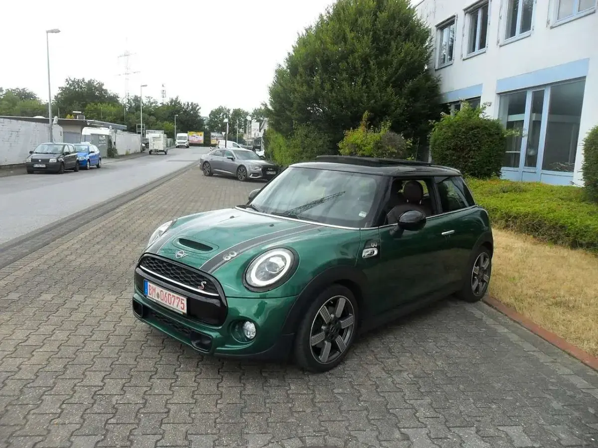 Gebraucht Mini Cooper SD 170 PS (125 kW) 2019 British racing green iv Kleinwagen