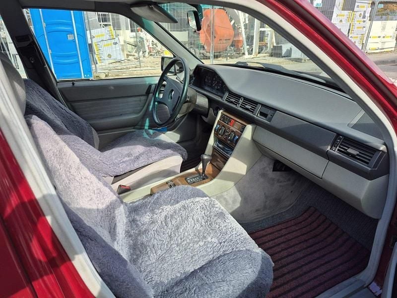 Gebraucht Mercedes 300 113 PS (83 kW) 1987 Rot Kombi