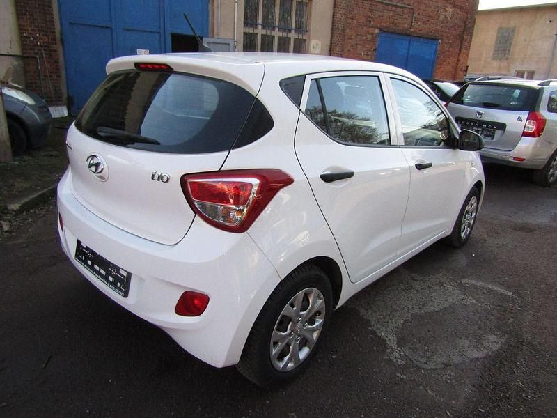 Gebraucht Hyundai i10 Basis 67 PS (49 kW) 2017 Weiß Kleinwagen