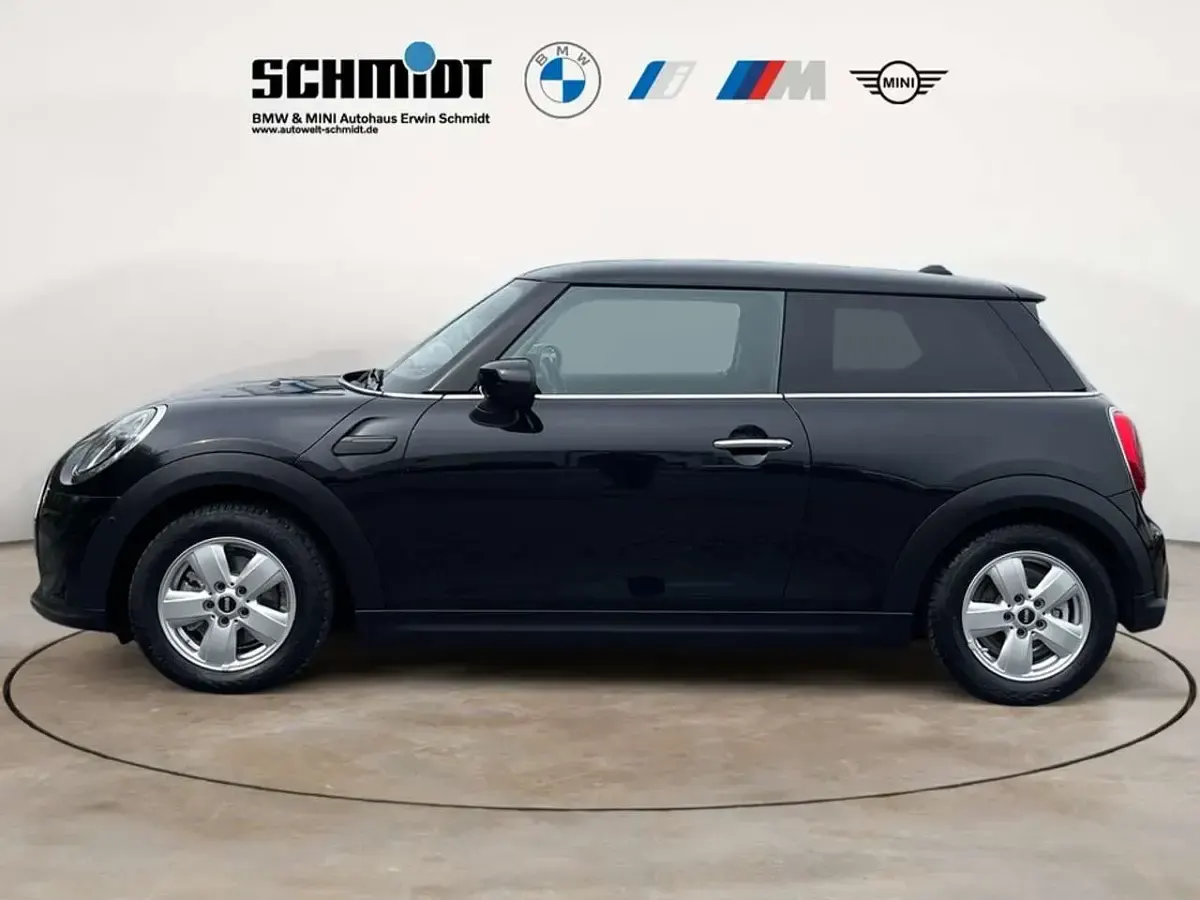 Używany Mini Cooper Essential 136 KM (100 kW) 2024 Czarny Hatchback