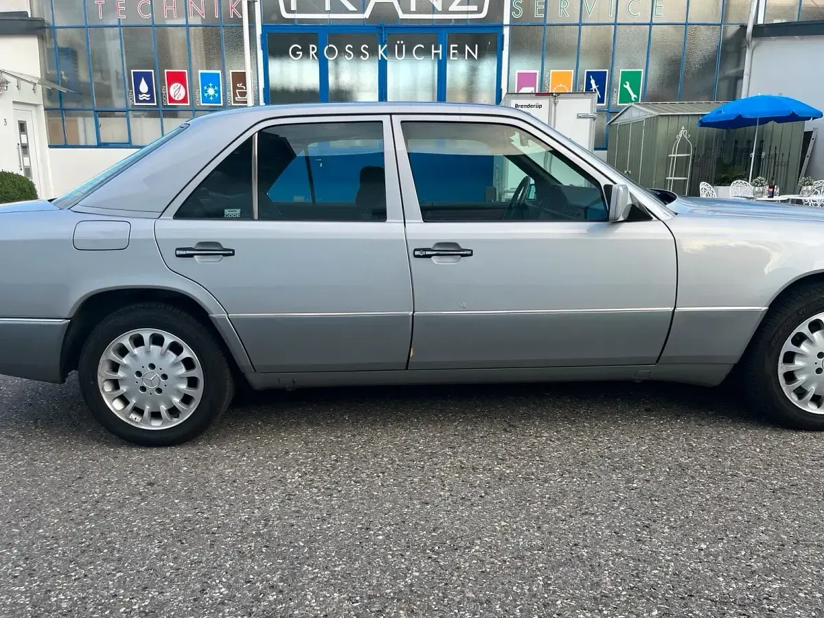 Gebraucht Mercedes 230 132 PS (97 kW) 1992 Silber Limousine