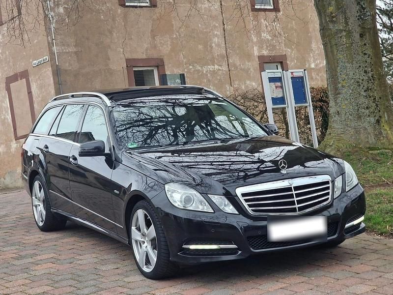 Gebraucht Mercedes E300 231 PS (169 kW) 2011 Schwarz Kombi