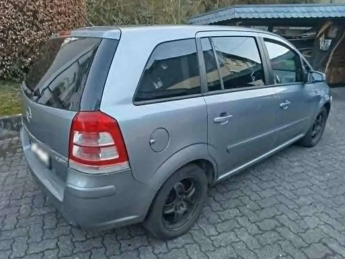 Gebraucht Opel Zafira Edition 110 PS (80 kW) 2009 Silber Van / Kleinbus
