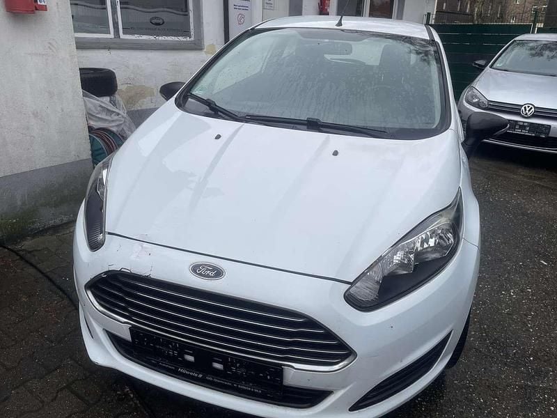 Gebraucht Ford Fiesta Ambiente 60 PS (44 kW) 2014 Frostweiß Kleinwagen