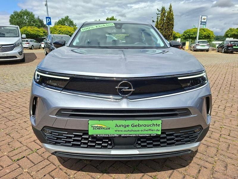 Gebraucht Opel Mokka-e Elegance 100 kW (136 PS) 2021 Kontrast grau/quarz silber SUV