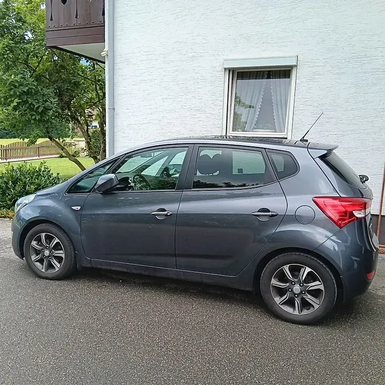 Gebraucht Hyundai i20 Space Plus 125 PS (91 kW) 2018 Grau Van / Kleinbus