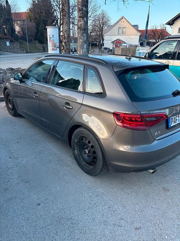 Gebraucht Audi A3 Comfort 105 PS (77 kW) 2014 Braun Limousine