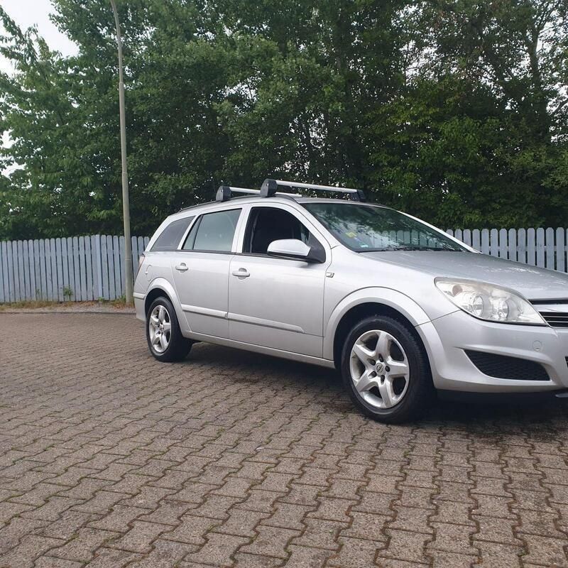 Silber Gebraucht 2009 Opel Astra Kombi | 2.260 € (Fairer Preis) - Bild 1/4