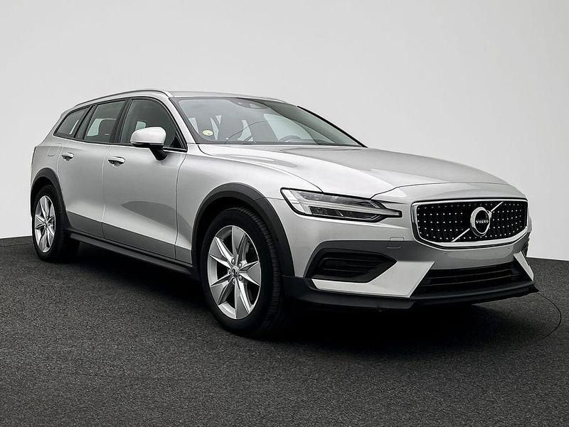 Silber Gebraucht 2020 Volvo V60 CC Pro Kombi | 22.250 € (Fairer Preis) - Bild 1/4