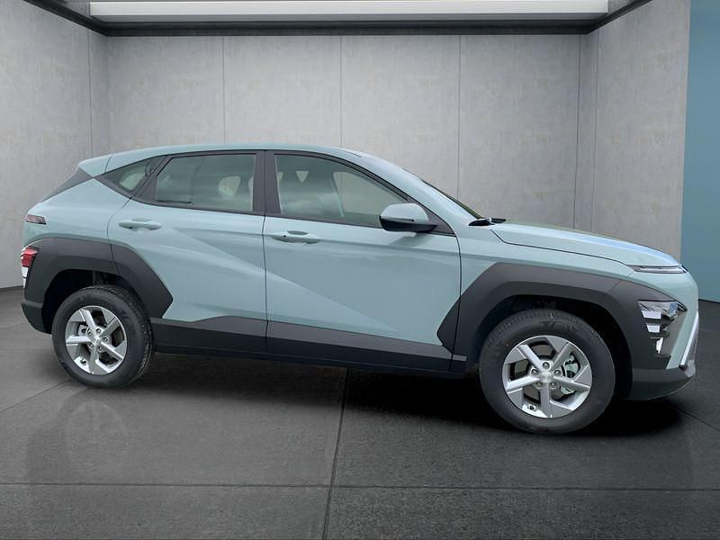 Neu Hyundai Kona 101 PS (74 kW) 2025 Grün SUV