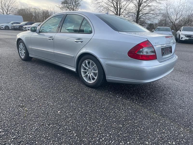 Grau Gebraucht 2006 Mercedes E350 Limousine | 11.000 € (Fairer Preis) - Bild 1/4