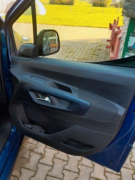 Blau Gebraucht 2023 Peugeot e-Rifter Van / Kleinbus | 22.999 € - Bild 1/4