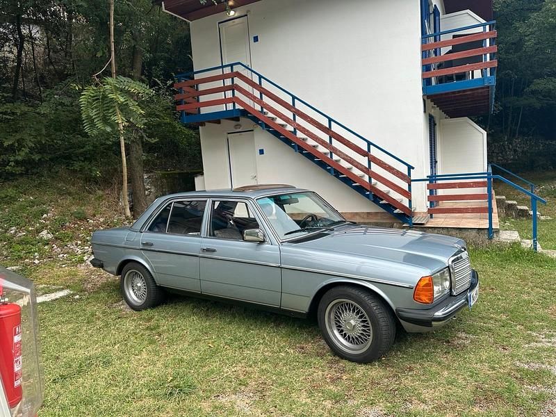 Gebraucht Mercedes E230 136 PS (100 kW) 1981 Silber Limousine