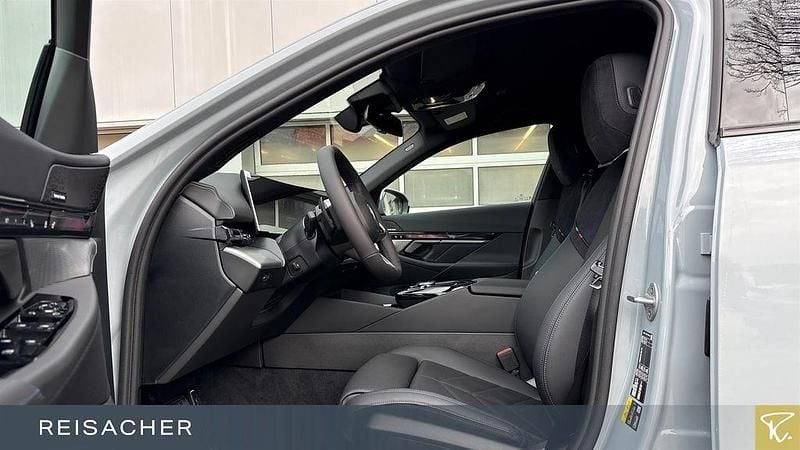 Neu BMW 530e Performance 299 PS (219 kW) 2026 Grau Kombi