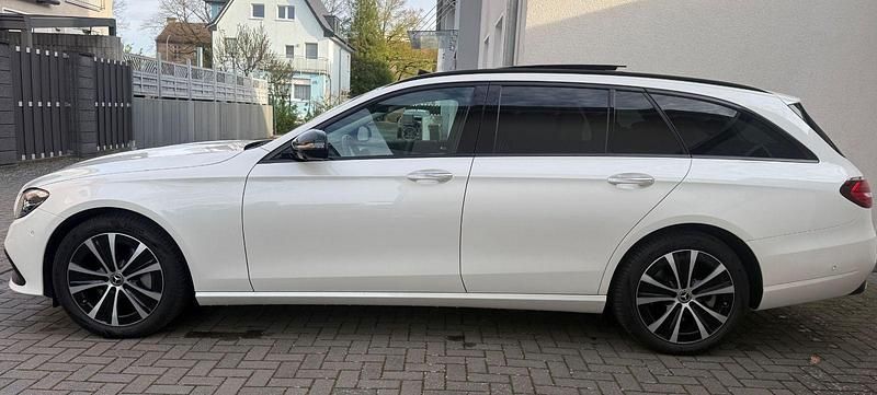 Gebraucht Mercedes E300 Night 320 PS (235 kW) 2022 Weiß Kombi