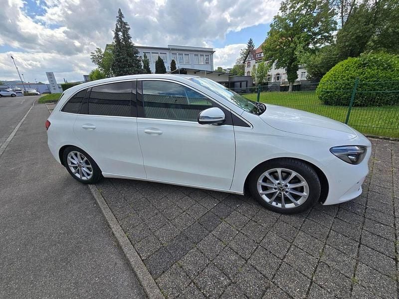 Gebraucht Mercedes B180 116 PS (85 kW) 2019 Weiß Van / Kleinbus