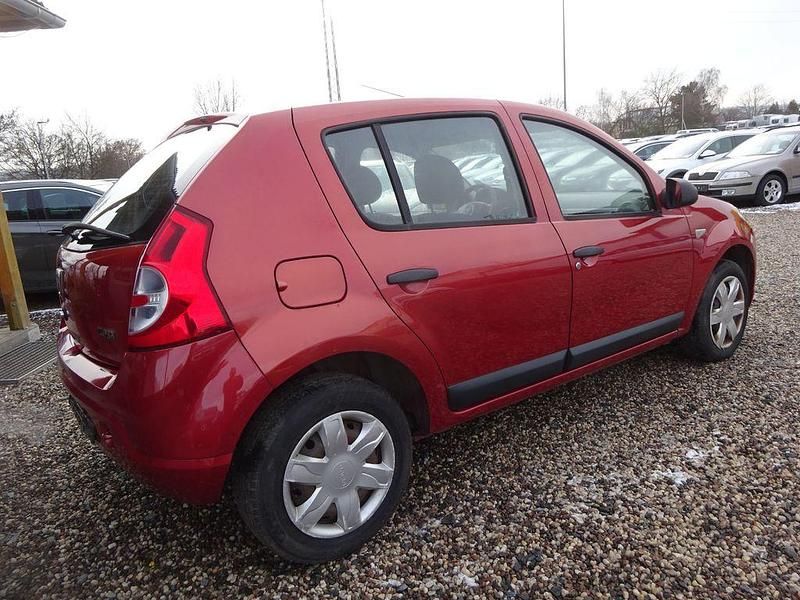 Gebraucht Dacia Sandero 75 PS (55 kW) 2010 Rot Limousine