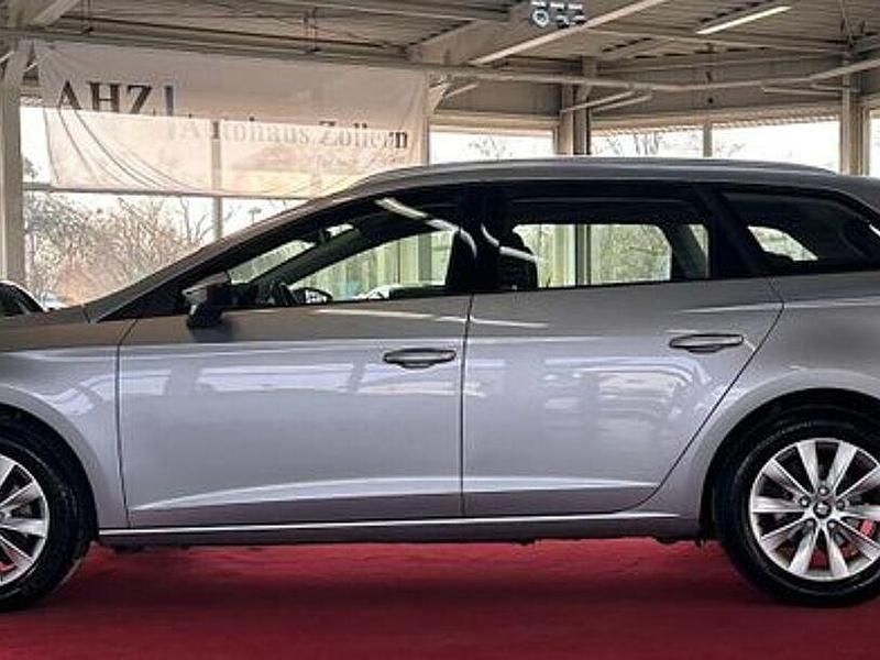 Usado Seat Leon Style 131 HP (96 kW) 2020 Prateado Sedan
