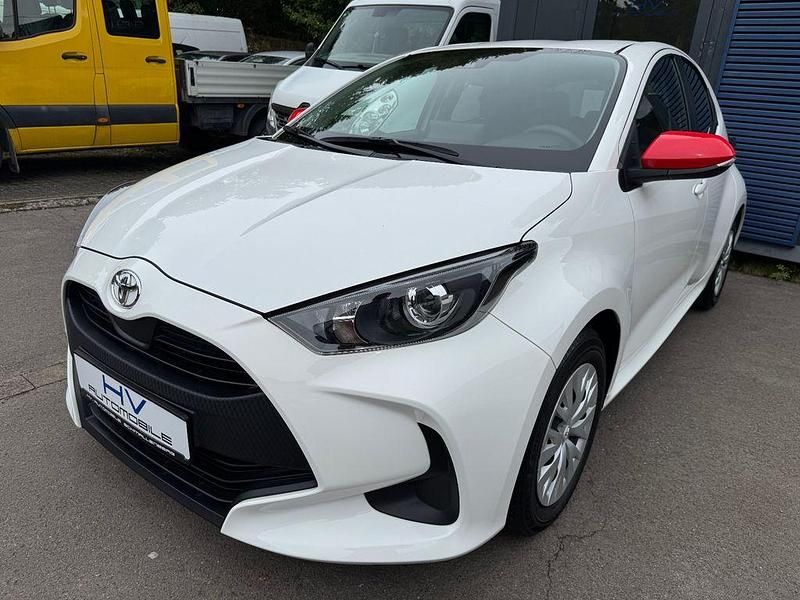 Weiß Gebraucht 2022 Toyota Yaris Comfort Limousine | 12.750 € (Guter Preis) - Bild 1/4