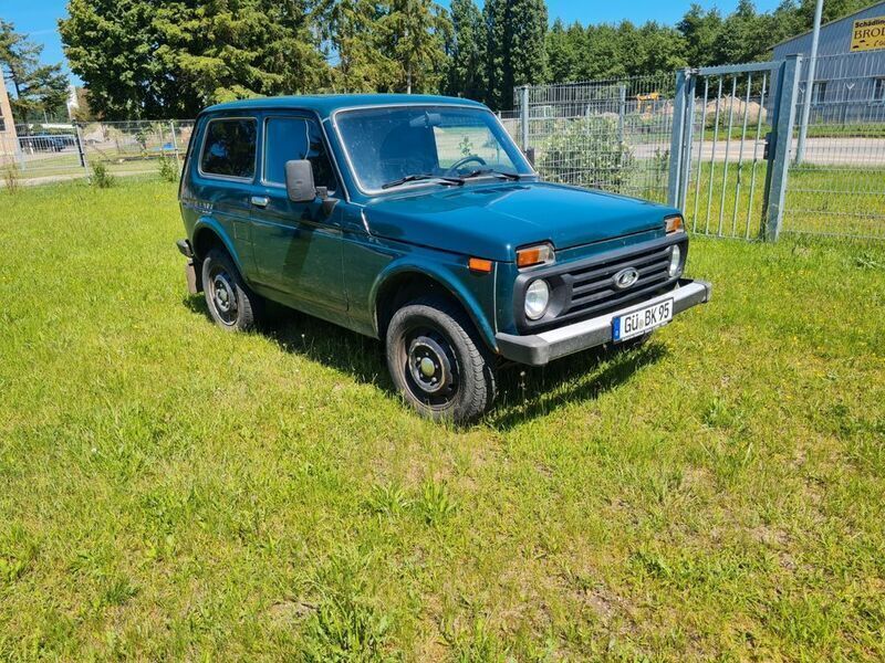 Grün Gebraucht 2009 Lada niva SUV | 4.100 € (Fairer Preis) - Bild 1/4