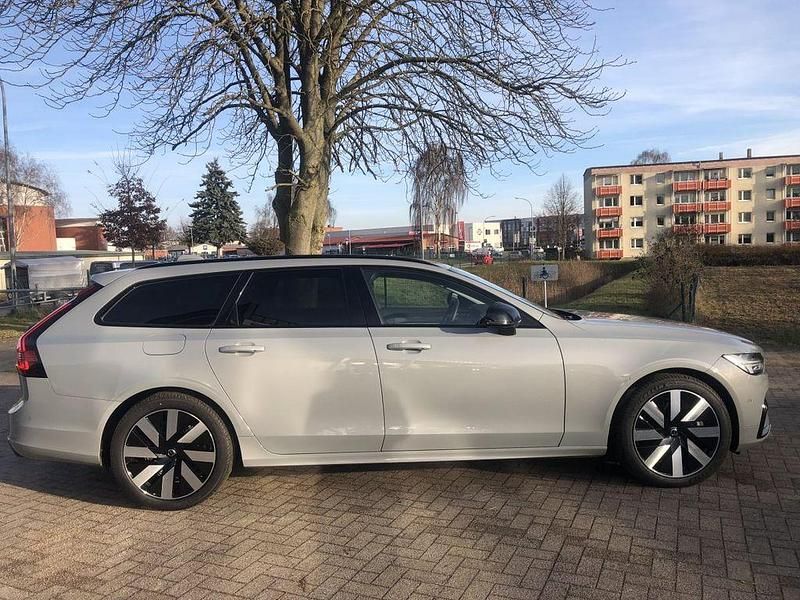 Używany Volvo V90 Plus 349 KM (256 kW) 2025 Szary Kombi