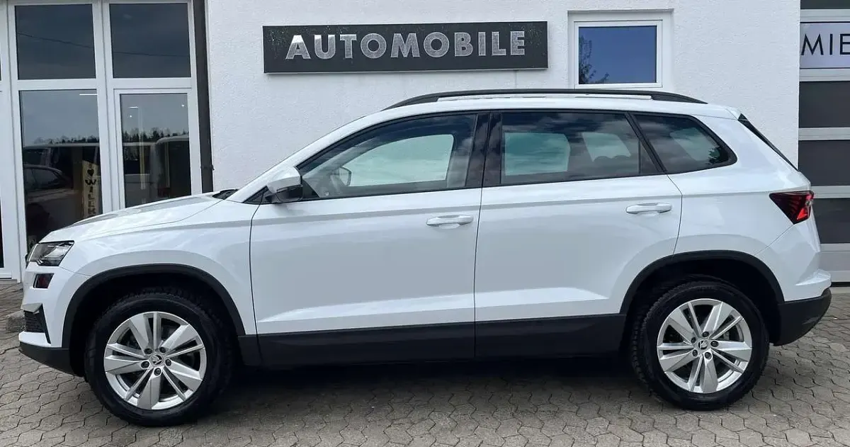 Gebraucht Skoda Karoq Selection 150 PS (110 kW) 2025 Moonweiß perleffekt SUV