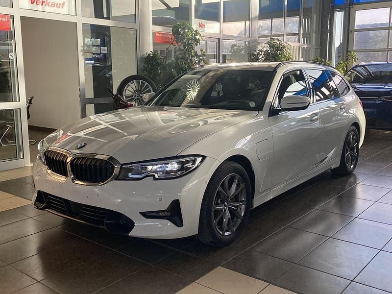 Weiß Gebraucht 2021 BMW 320e Sport Line Limousine | 23.900 € (Superpreis) - Bild 1/4