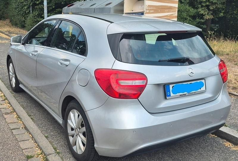 Gebraucht Mercedes A180 122 PS (89 kW) 2015 Grau Limousine