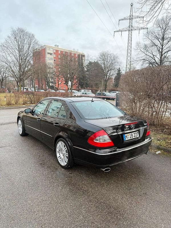Gebraucht Mercedes E320 224 PS (164 kW) 2009 Schwarz Limousine
