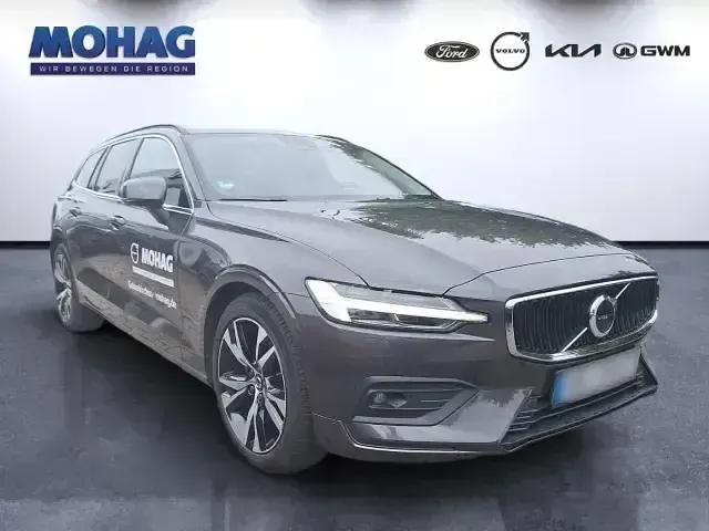 Gebraucht Volvo V60 Core 250 PS (183 kW) 2024 Grau Kombi