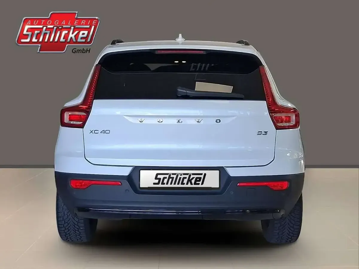 Gebraucht Volvo XC40 Plus 163 PS (119 kW) 2023 Crystal white / metallic SUV