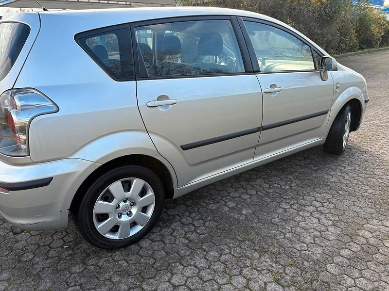 Silber Gebraucht 2004 Toyota Corolla Verso Van / Kleinbus | 3.500 € - Bild 1/4