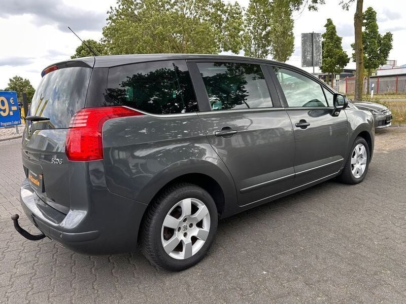 Grau Gebraucht 2011 Peugeot 5008 Business-Line Van / Kleinbus | 6.799 € (Etwas zu teuer) - Bild 1/4