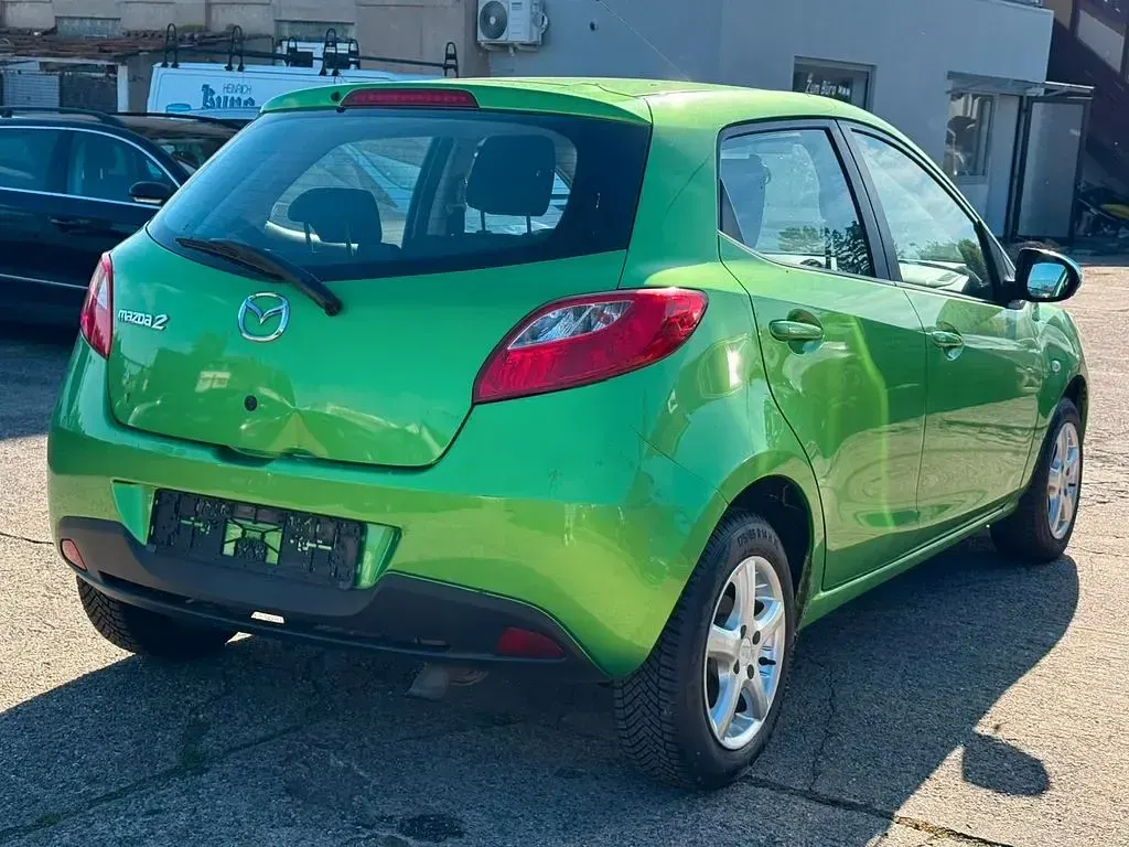 Gebraucht Mazda 2 Center-Line 95 PS (69 kW) 2012 Grün Kleinwagen