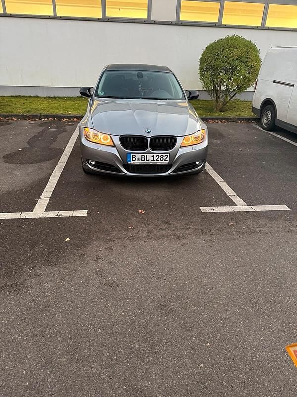 Silber Gebraucht 2011 BMW 330 Kombi | 7.400 € - Bild 1/4