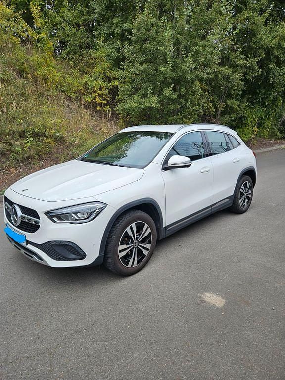 Weiß Gebraucht 2020 Mercedes GLA200 SUV | 26.999 € (Guter Preis) - Bild 1/4