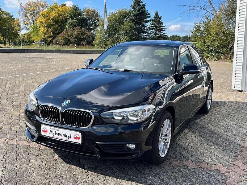 Schwarz ii/bonnet fluid black Gebraucht 2017 BMW 116 Advantage Kleinwagen | 10.990 € (Fairer Preis) - Bild 1/4
