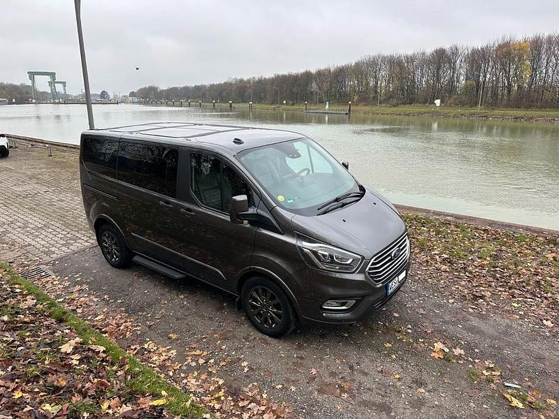 Grau Gebraucht 2021 Ford Tourneo Titanium X Van / Kleinbus | 28.800 € (Guter Preis) - Bild 1/4