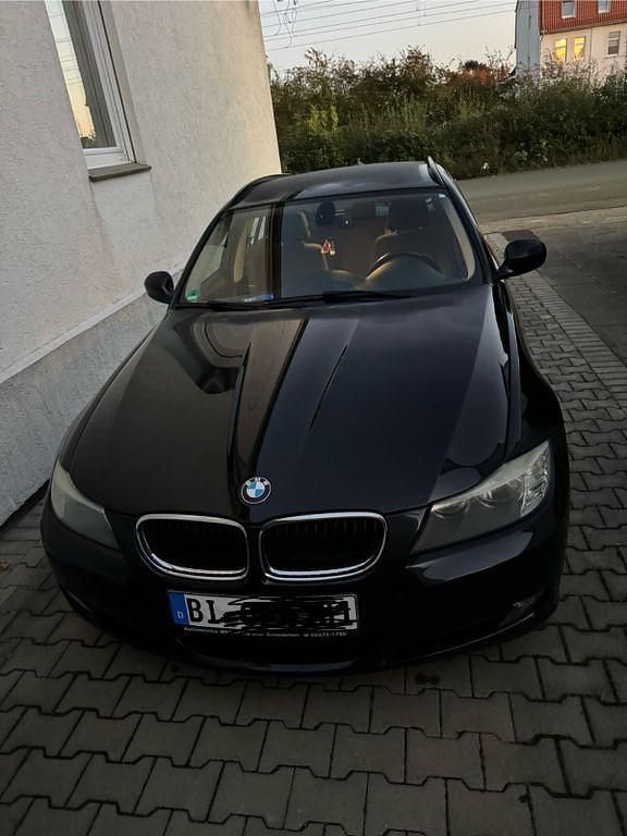 Schwarz Gebraucht 2012 BMW 318 Luxury Line Limousine | 4.450 € (Superpreis) - Bild 1/4
