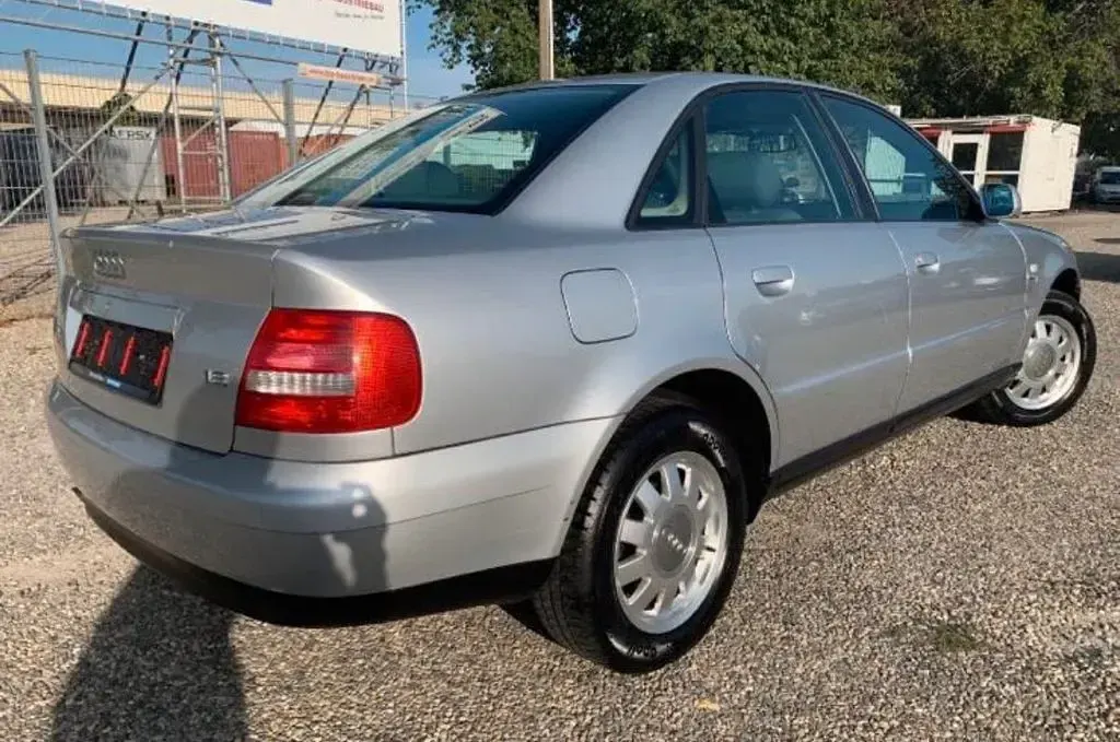 Second-hand Audi A4 125 CP (91 kW) 2000 Argintiu Berlinǎ
