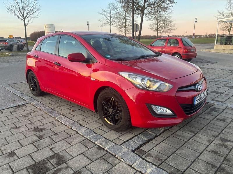 Gebraucht Hyundai i30 Classic 90 PS (66 kW) 2012 Rot Limousine