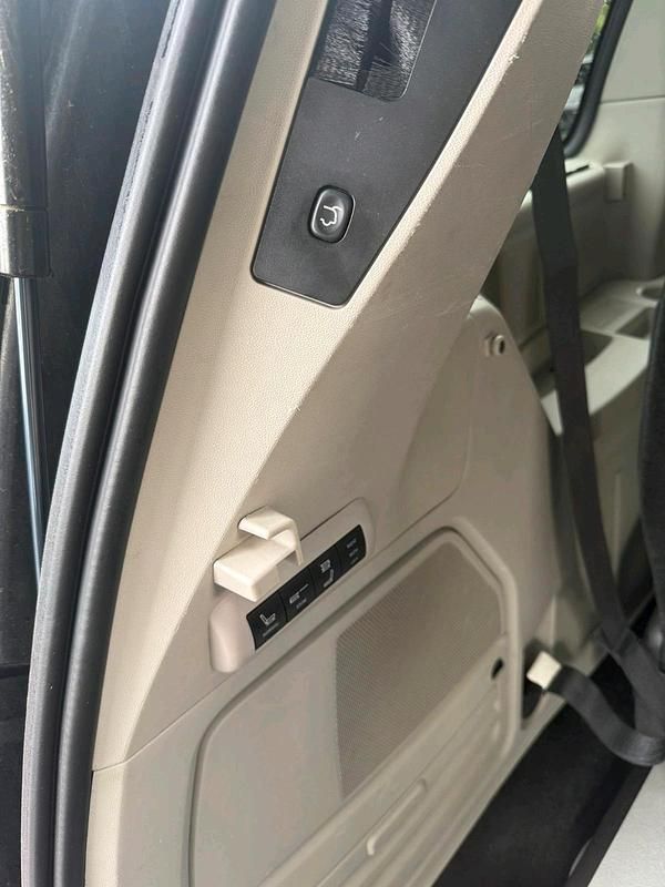 Schwarz Gebraucht 2011 Chrysler Grand Voyager Van / Kleinbus | 8.249 € (Fairer Preis) - Bild 1/4