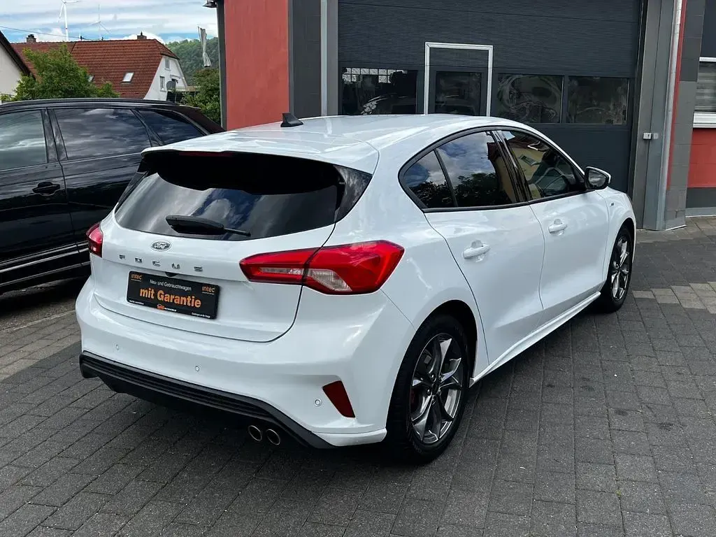 Gebraucht Ford Focus ST-Line X 120 PS (88 kW) 2021 Frostweiß Limousine