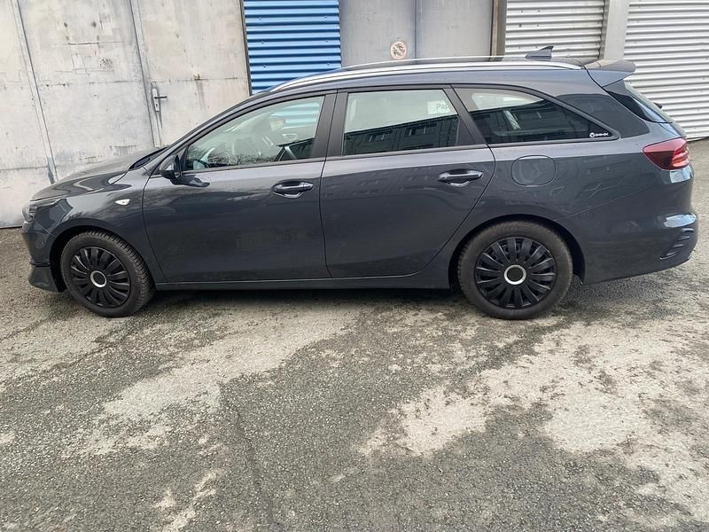 Grau Gebraucht 2022 Kia Ceed Spirit Kleinwagen | 19.990 € (Fairer Preis) - Bild 1/4