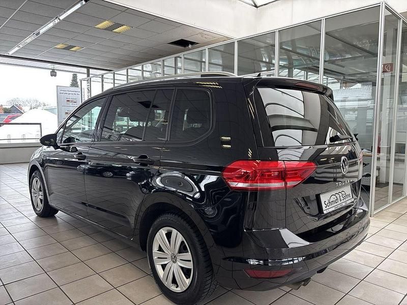 Gebraucht VW Touran Active 150 PS (110 kW) 2023 Schwarz metallic Van / Kleinbus