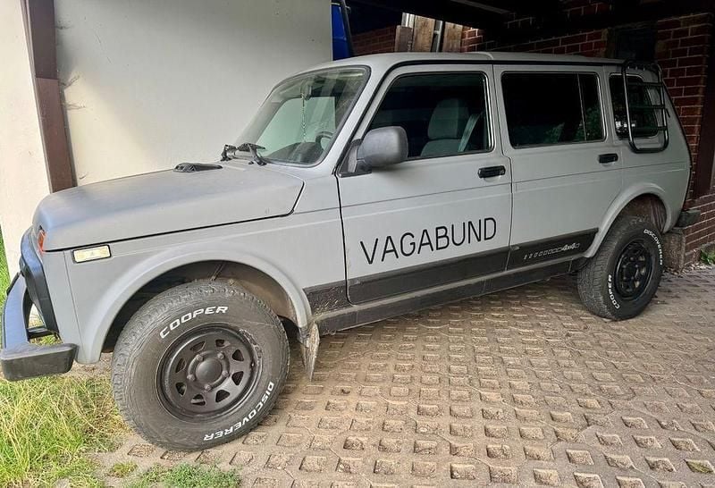 Grau Gebraucht 2018 Lada niva SUV | 12.400 € (Fairer Preis) - Bild 1/4