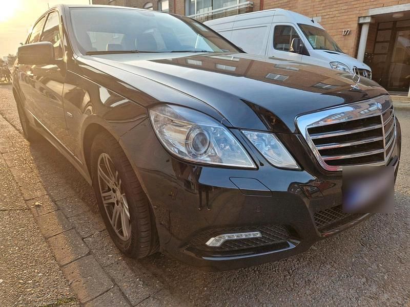 Gebraucht Mercedes E220 Avantgarde 170 PS (125 kW) 2009 Schwarz Limousine