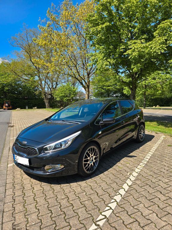 Schwarz Gebraucht 2015 Kia Ceed DREAM-TEAM Edition Limousine | 9.900 € (Fairer Preis) - Bild 1/4