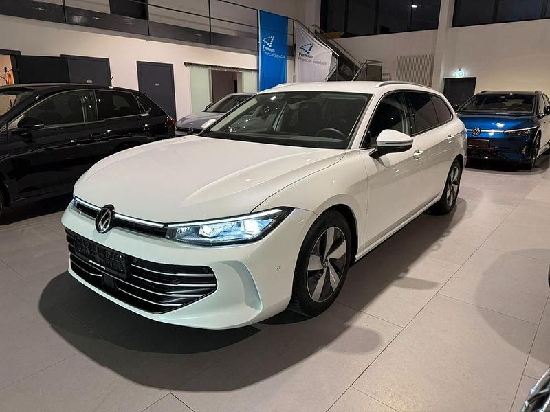 Weiß Gebraucht 2025 VW Passat Elegance Kombi | 33.890 € (Superpreis) - Bild 1/4