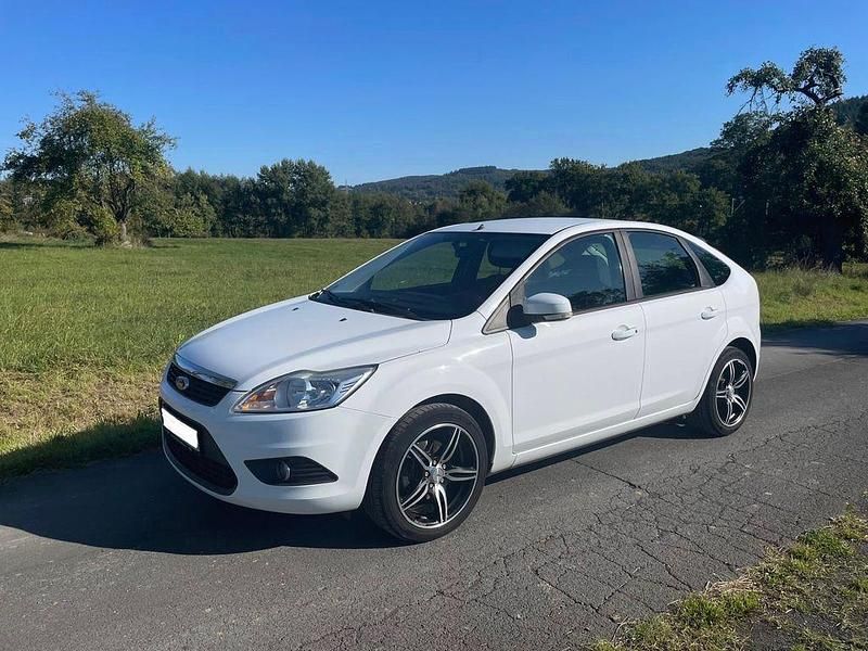 Weiß Gebraucht 2011 Ford Focus Limousine | 2.600 € (Guter Preis) - Bild 1/4